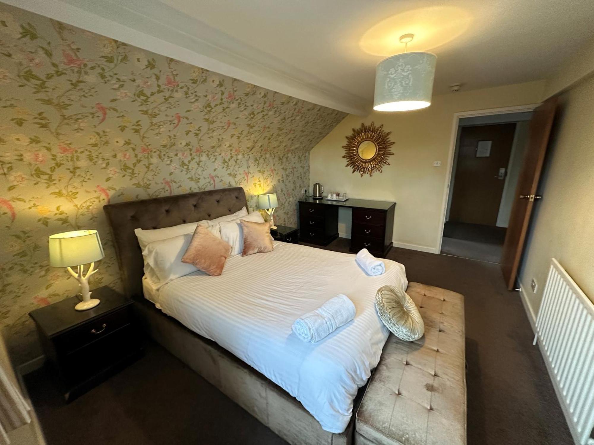 Pine Lodge Hotel & Restaurant 맨스필드 외부 사진